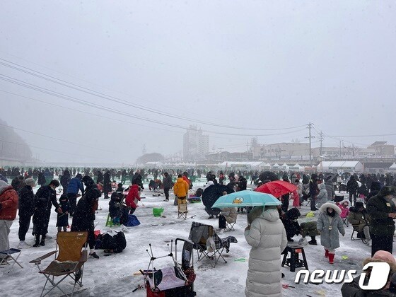 '20203 얼음나라 화천산천어축제'를 찾은 관광객들.(뉴스1 DB)