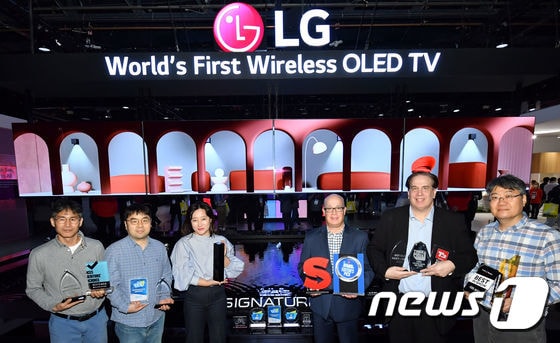 LG전자는 지난 1월8일 세계 최초로 4K·120Hz 무선 전송 솔루션을 탑재한 'LG 시그니처 올레드 M'이 미국 라스베이거스에서 열린 세계 최대 가전·IT 전시회 CES 2023에서 엔가젯(Engadget) 선정 홈시어터 부문 최고상을 수상했다고 밝혔다. (LG전자 제공) 2023.1.8/뉴스1
