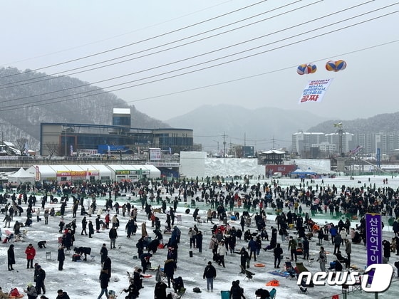 강원 화천군 화천천에서 열린 화천산천어축제장을 찾은 관광객들이 얼음 낚시를 즐기고 있다.© News1 DB