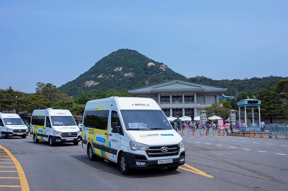 청와대 셔틀 차량으로 투입된 다누림 미니밴이 영빈관 앞을 지나는 모습(서울관광재단 제공)