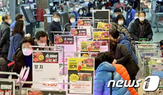 9일 서울 서초구 농협 하나로마트 양재점에서 열린 '물가안정을 위한 한우 100마리 할인 행사'를 찾은 시민들이 소고기를 구매하고 있다. 2023.1.9/뉴스1 © News1 장수영 기자