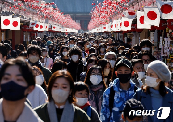 9일 일본 도쿄에서 도쿄 내 가장 오래된 절로 유명한 센소지를 방문한 관광객들이 거리를 가득 메운 가운데 코로나19 방역을 위해 모두 마스크를 착용하고 있다. 2023.1.9. © 로이터=뉴스1 © News1 김성식 기자