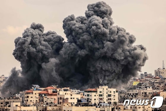 9일(현지시간) 팔레스타인 무장정파 하마스의 기습 공격에 대응한 이스라엘의 공습을 받은 가자 지구에서 검은 연기 기둥이 솟아 오르고 있다. 2023.10.10 © AFP=뉴스1 © News1 우동명 기자