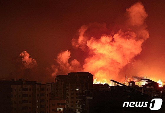9일(현지시간) 팔레스타인 무장정파 하마스의 기습 공격에 대응한 이스라엘의 공습을 받은 가자 지구에서 불길이 솟아 오르고 있다. 2023.10.10 © AFP=뉴스1 © News1 우동명 기자