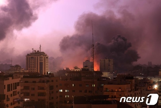 9일(현지시간) 팔레스타인 무장정파 하마스의 기습 공격에 대응한 이스라엘의 공습으로 가자 지구가 불길과 연기로 덮여 있다. 2023.10.10 © AFP=뉴스1 © News1 우동명 기자
