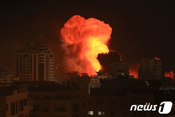 9일(현지시간) 팔레스타인 무장정파 하마스의 기습 공격에 대응한 이스라엘 군의 공습을 받은 가자 지구에서 화염이 치솟고 있다. 2023.10.10 © AFP=뉴스1 © News1 우동명 기자