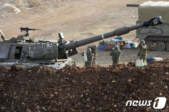 9일(현지시간) 팔레스타인 무장정파 하마스의 기습 공격 이후 이스라엘 군이 접경 지역에서 레바논을 향해 포격을 준비하고 있다. 2023.10.10 © AFP=뉴스1 © News1 우동명 기자