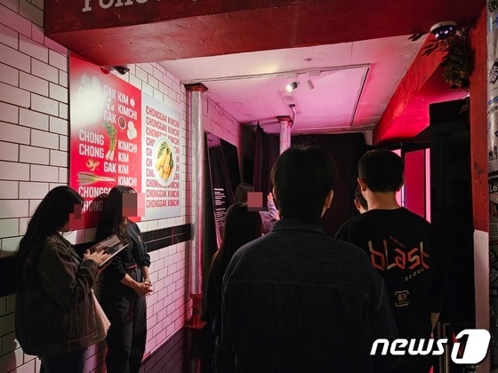 종가 팝업스토어 '김치 블라스트 서울 2023'에서 방문객들이 프로모터의 설명을 듣고 있다.© 뉴스1/문혜원 기자