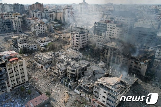 10일 (현지시간) 팔레스타인 무장 정파인 하마스의 기습 공격에 대응한 이스라엘의 공습을 받은 가자 지구의 쑥대밭이 된 건물의 모습이 보인다. 2023.10.11 © AFP=뉴스1 © News1 우동명 기자