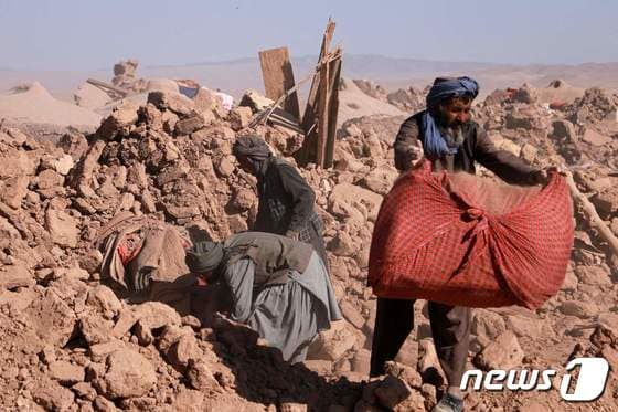 지난 10일(현지시간) 아프가니스탄 헤라트주(州) 젠다 얀 지역에서 주민들이 강진으로 폐허가 된 민가의 잔해를 치우고 있다. 2023.10.10/ © AFP=뉴스1 © News1 권진영 기자