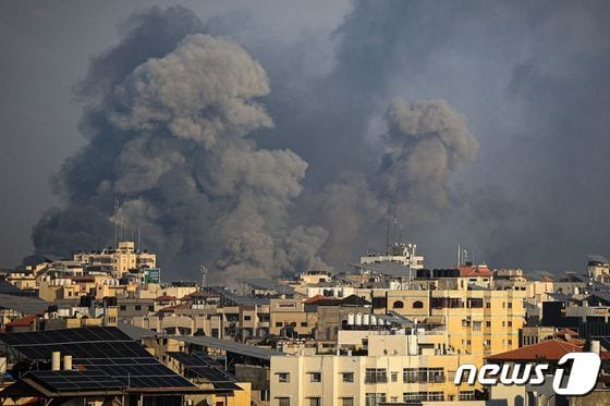 10일 (현지시간) 팔레스타인 무장 정파 하마스의 공격에 대응한 이스라엘 군의 공습을 받은 가자 지구에서 연기가 솟아 오르고 있다. 2023.10.11 © AFP=뉴스1 © News1 우동명 기자