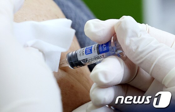75세 이상 고령층에 대한 인플루엔자(독감) 무료 접종이 시작된 11일 서울의 한 병원에서 어르신이 독감 무료 예방 접종을 받고 있다. 2023.10.11/뉴스1 © News1 박지혜 기자