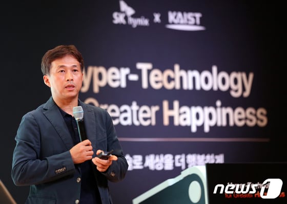 곽노정 SK하이닉스 사장이 11일 대전 유성구 한국과학기술원(KAIST)에서 ‘초기술로 세상을 더 행복하게’라는 주제로 특별강연을 진행하고 있다. (SK하이닉스 제공) 