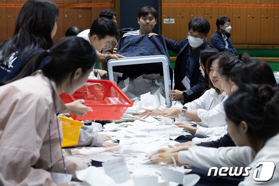 투표용지 분리하는 개표사무요원 자료사진./뉴스1 © News1