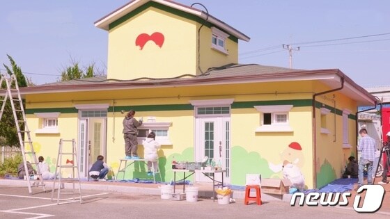 김해대 학생들이 김해 생림면 도요마을에서 벽화 그리기 작업을 진행하고 있다. (김해대 제공)