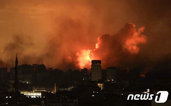 12일(현지시각) 팔레스타인 무장정파 하마스의 기습 공격에 대응한 이스라엘 군의 공습을 받은 가자 지구가 불길에 휩싸여 있다. 2023.10.13 © AFP=뉴스1 © News1 우동명 기자
