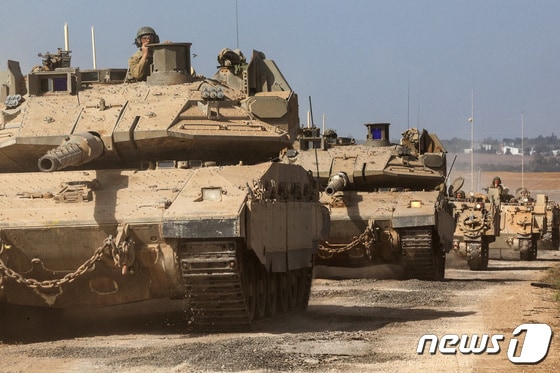 이스라엘 탱크와 전차들이 13일(현지시간) 이스라엘 남부 팔레스타인 가자지구 접경지에 배치되고 있다. © 로이터=뉴스1 