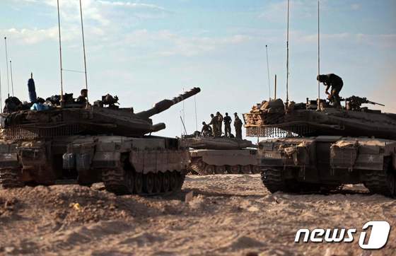 14일 (현지시간) 팔레스타인 무장 정파 하마스의 기습 공격을 받아 지상전이 임박한 가운데 가자 국경 인근의 비에리 키부츠 들판에 이스라엘 탱크가 집결해 있다. 2023.10.15 © AFP=뉴스1 © News1 우동명 기자