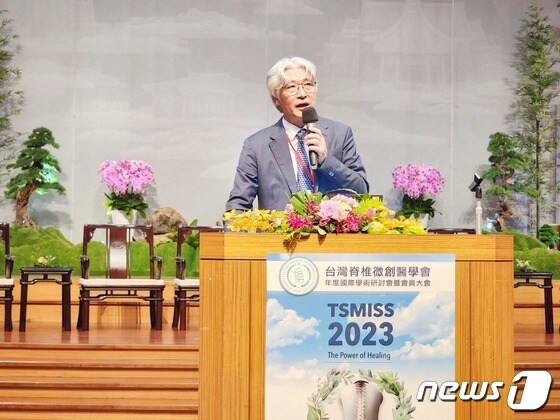 지난 14일 대만에서 열린 대만 최소침습 척추수술학회(TSMISS) 2023 연례 국제 학술심포지엄에서 박철웅 대전우리병원장이 척추내시경 수술에 관한 강연을 하고 있다. (대전우리병원 제공)/뉴스1