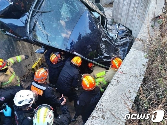 지난해 12월 강원 강릉에서 일어난 차량 급발진 의심사고 현장.(뉴스1 DB)