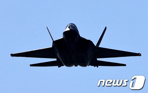 국산 전투기 KF-21 보라매가 행사장 상공을 날고 있다. 2023.10.17/뉴스1 © News1 구윤성 기자