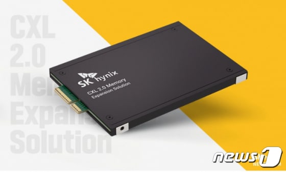  SK하이닉스가 지난해 8월 1a㎚(나노) DDR5 24Gb(기가비트)를 사용한 '96GB(기가바이트) CXL 메모리'를 개발했다. (SK하이닉스 제공)