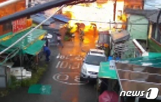 지난 9월1일 오후 부산 동구 좌천동 한 목욕탕에서 2차 폭발이 일어나는 모습이 CCTV에 찍힌 모습.(동구청 제공) 