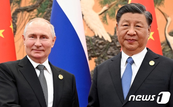 제3회 일대일로 세계협력 정상포럼에 참석하기 위해 베이징을 찾은블라디미르 푸틴 러시아 대통령(왼쪽)이 시진핑 중국 국가 주석과 함께 18일(현지시간) 행사에 참석하고 있다. 2023.10.18 © 로이터=뉴스1 © News1 정지윤 기자