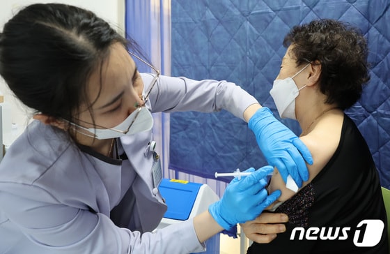 10월19일 서울 강서구 부민병원을 찾은 어르신이 코로나19 백신을 접종 받고 있다. 2023.10.19/뉴스1 © News1 김도우 기자