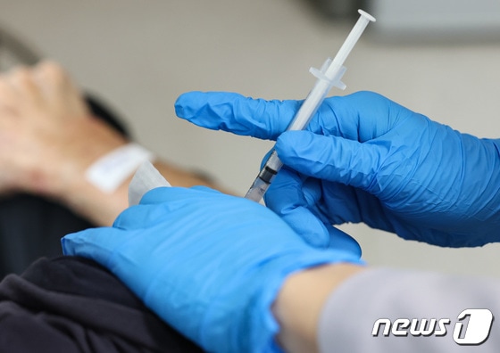 서울의 한 병원을 찾은 어르신이 코로나19 백신을 접종 받고 있다. 2023.10.19/뉴스1 © News1 김도우 기자