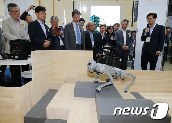 한국과학기술원(KAIST)이 국제 자율보행 로봇대회에서 우승한 드림워커를 시연하고 있다. 2023.10.19/뉴스1 © News1 김기태 기자