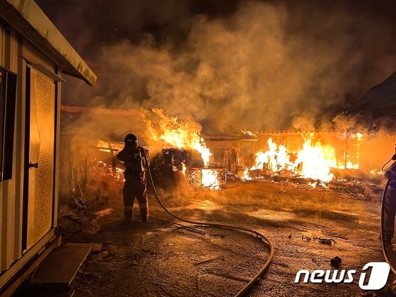 20일 오전 3시18분께 전북 임실군 성수면의 한 단독주택에서 불이 났다.(전북소방본부 제공)2023.10.20/뉴스1