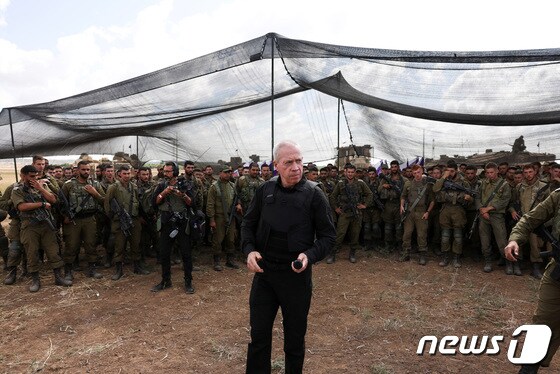 요아브 갈란트 이스라엘 국방장관이 19일 (현지시간) 가자 지구 국경 인근 집결지에서 병사들을 만나 