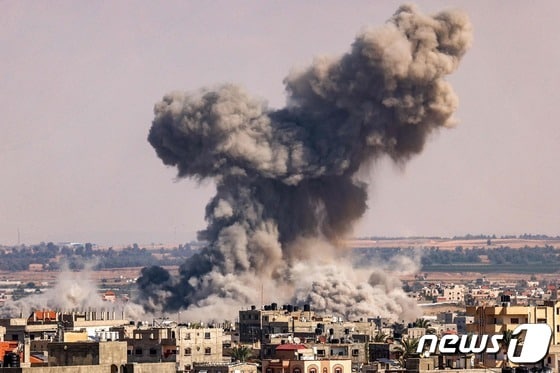 가자지구 남부 라파 일대에 이스라엘군이 쏜 것으로 추정되는 포탄 연기가 치솟고 있다. 2023.10.19. © AFP=뉴스1 © News1 김성식 기자