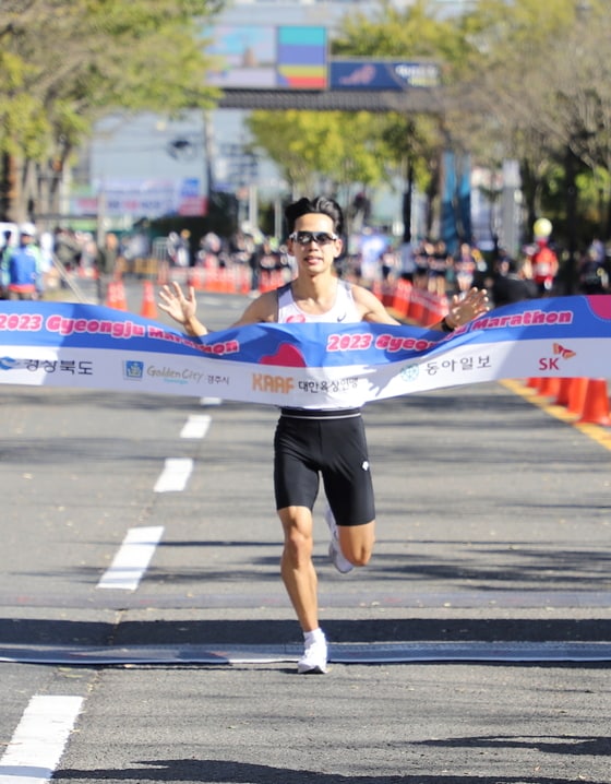 경주국제마라톤 우승을 차지한 신현수 (대한육상연맹 제공)