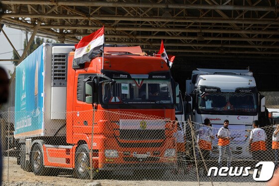 21일(현지시간) 이집트 국경 라파 통행로를 거쳐 구호물품을 실은 트럭이 가자지구에 진입하고 있다. 2023.10.21/뉴스1 © 로이터=뉴스1 © News1 김민수 기자