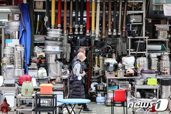 서울 중구 황학동주방거리 중고 주방 기구들이 쌓여 있는 모습. 2023.10.24/뉴스1 © News1 김도우 기자