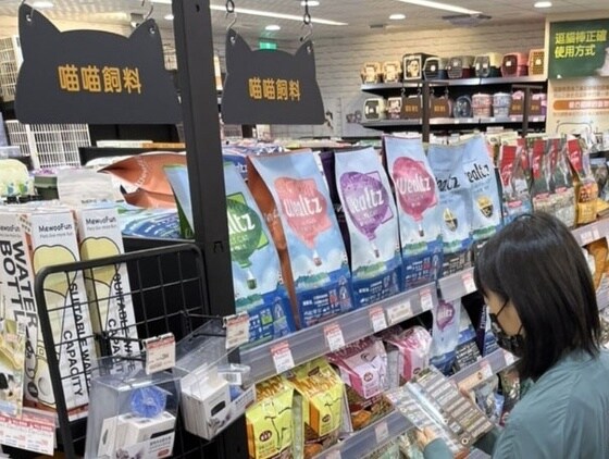 대만 현지 매장에서 한 소비자가 '웰츠' 제품을 살펴보고 있다.(우리와주식회사 제공) © 뉴스1