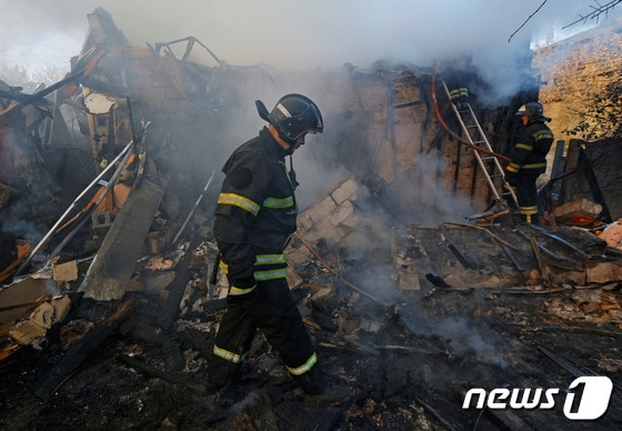 러시아와 우크라이나의 충돌이 계속되는 가운데 24일(현지시간) 포격으로 인해 화재가 발생한 현장에서 한 소방관이 걸어가고 있다. 2023.10.25 © 로이터=뉴스1 © News1 정지윤 기자