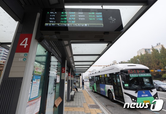 최근 2년동안 경기도내 버스에서 내릴 때 단말기를 태그하지 않아 추가 부과된 요금이 45억원에 달한 것으로 나타났다.(자료사진)/뉴스1 © News1 이재명 기자