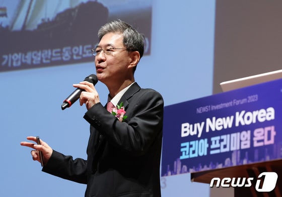 이채원 라이프자산운용 이사회 의장이 26일 서울 여의도 한국거래소 컨퍼런스홀에서 'Buy New Korea, 코리아 프리미엄 온다'를 주제로 열린 뉴스1 투자포럼(NIF) 2023에서 기조연설을 하고 있다. 명망 있는 자본시장 전문가들이 총출동한 이번 포럼에서는 새로워진 한국 주식 시장의 경쟁력을 진단하고 코리아 프리미엄을 이끌 투자 전략을 제시한다. 2023.10.26/뉴스1 © News1 김민지 기자