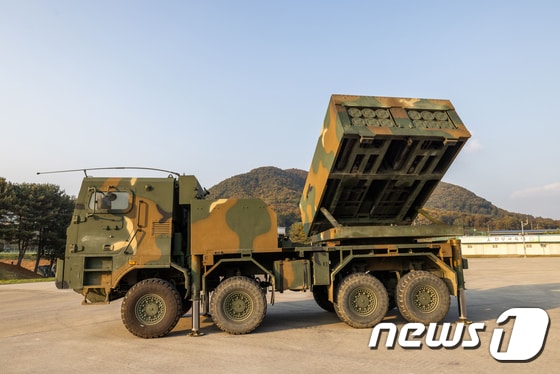 한국산 다연장 로켓(MLRS) K-239 '천무'. (합참 제공) 2023.10.27/뉴스1