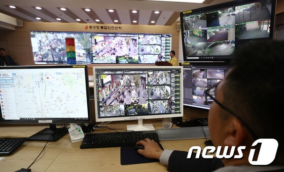 핼러윈 데이를 앞둔 28일 서울 중구청 통합안전센터에서 지능형 CCTV관제시스템이 작동하고 있다. © News1 박세연 기자