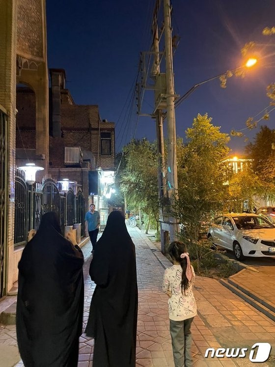 이란 카샨에서 차도르를 쓴 여성과 어린 아이가 밤거리를 걷고 있다. © News1 김예슬 기자