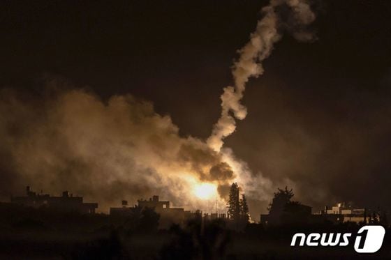 29일(현지시간) 이스라엘 남부 도시 스데로트에서 포착된 폭격당하는 가자 지구의 모습. 202.10.30 © AFP=뉴스1 © News1 정지윤 기자