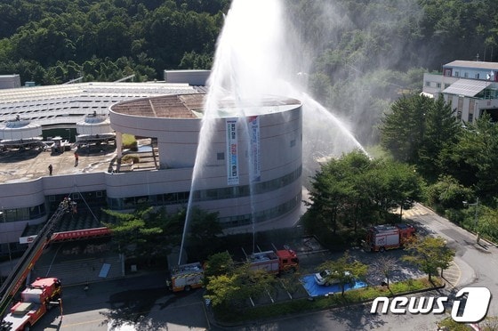 지난달 7일 대전우편집중국에서 실시된 화재진압 훈련 모습. (계룡시 제공) /뉴스1