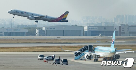  서울 강서구 김포공항 활주로에서 아시아나여객기가 이륙하고 있다. (자료사진) 2023.10.30/뉴스1 © News1 이재명 기자