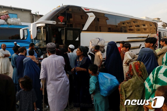 파키스탄이 미등록 이주민들에게 떠날 것을 마지막으로 경고하자 파키스탄 카라치의 한 버스 정류장에서 아프간 사람들이 집으로 돌아가는 버스에 탑승하기 위해 모여 있다. 2023.10.31 © 로이터=뉴스1 © News1 정지윤 기자