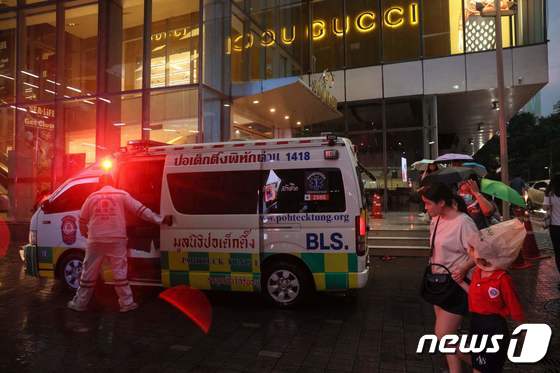 3일(현지시간) 태국 방콕의 한 유명 쇼핑몰 앞에 총기 난사 신고를 받고 출동한 구급차가 세워져 있다. 이날 총격으로 2명이 숨지고 5명이 다쳤다. 2023.10.03/ © AFP=뉴스1 © News1 권진영 기자