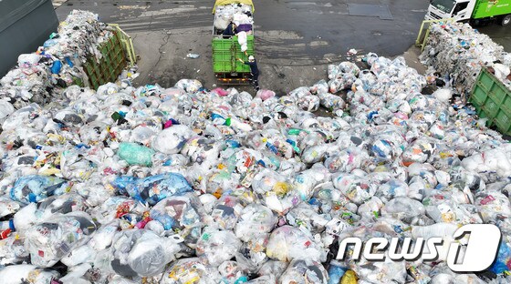 경기 수원시 영통구 수원시자원순환센터에 추석 연휴동안 수거된 일반 쓰레기들이 쌓여있다. (사진은 기사 내용과 무관함) / 뉴스1 © News1